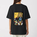 Camiseta com estampa frontal de texto em outra língua sobre um padrão geométrico com estrela amarela e estampa traseira de uma figura detalhada com adornos.