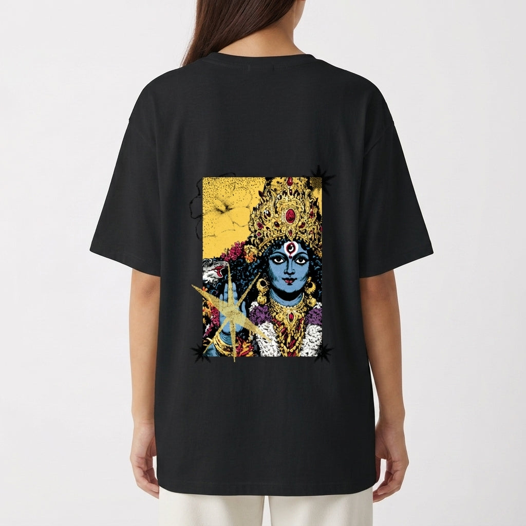 Camiseta com estampa frontal de texto em outra língua sobre um padrão geométrico com estrela amarela e estampa traseira de uma figura detalhada com adornos.