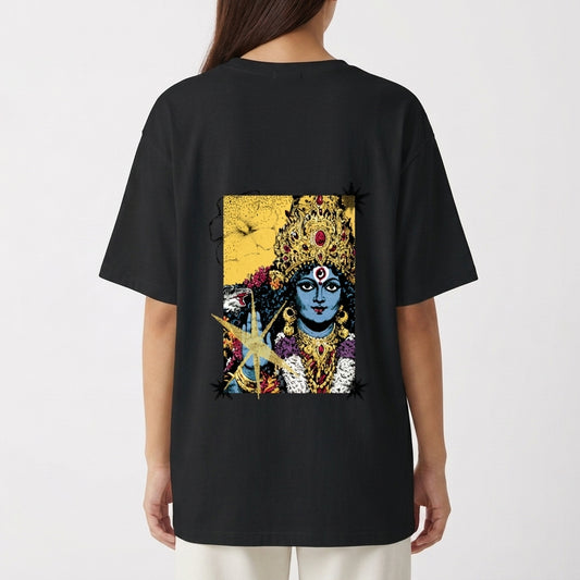 Camiseta com estampa frontal de texto em outra língua sobre um padrão geométrico com estrela amarela e estampa traseira de uma figura detalhada com adornos.