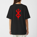 Camiseta com estampa frontal de caracteres estilizados em vermelho e estampa traseira de símbolo geométrico com efeitos de respingos verticais.