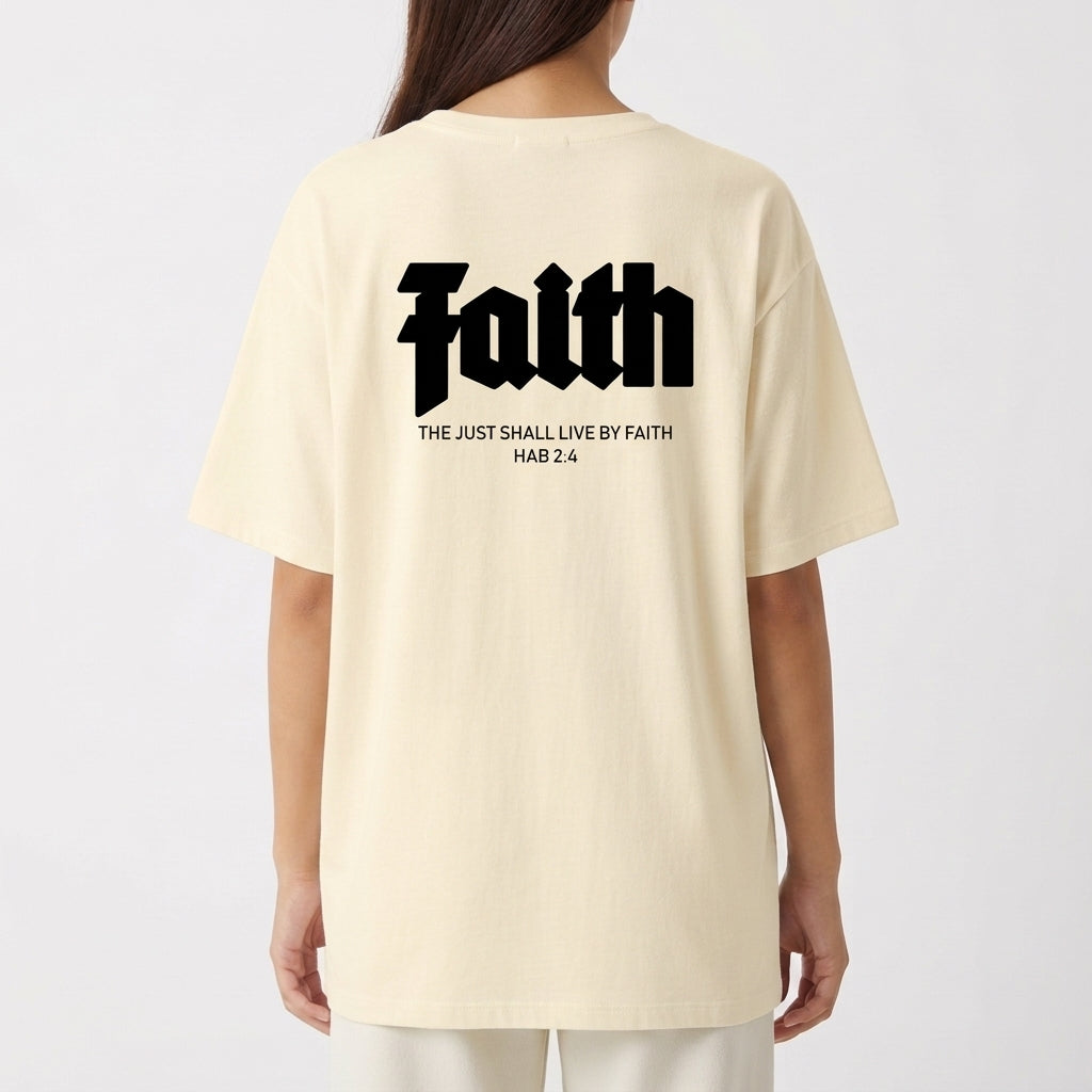 Camiseta com estampa frontal de "REMNNT" e estampa traseira de "Faith" acompanhada da frase "The just shall live by faith Hab 2:4".