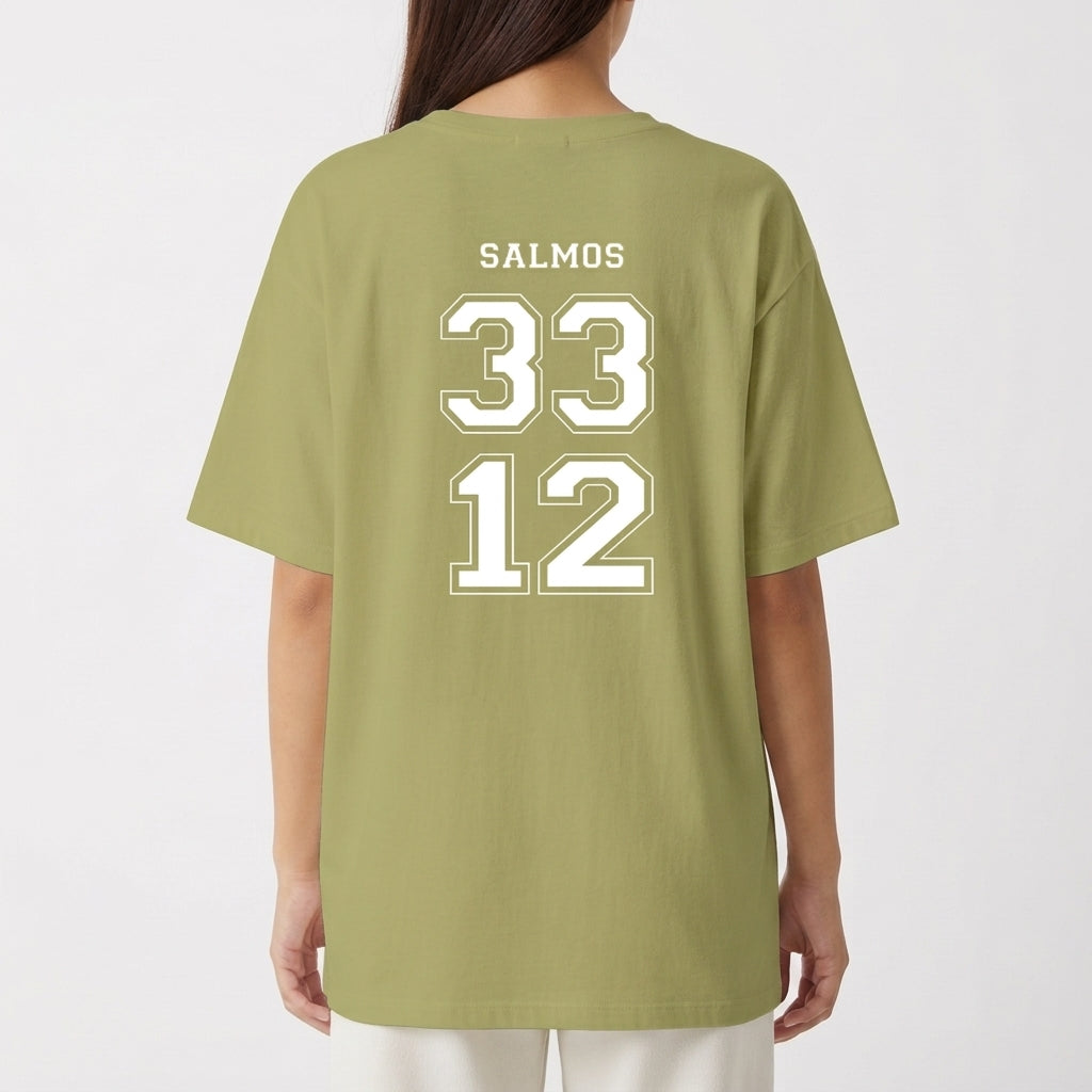 Camiseta com estampa frontal de frase inspiradora acompanhada de um brasão estilizado e estampa traseira com a palavra "SALMOS" acima dos números "33" e "12".