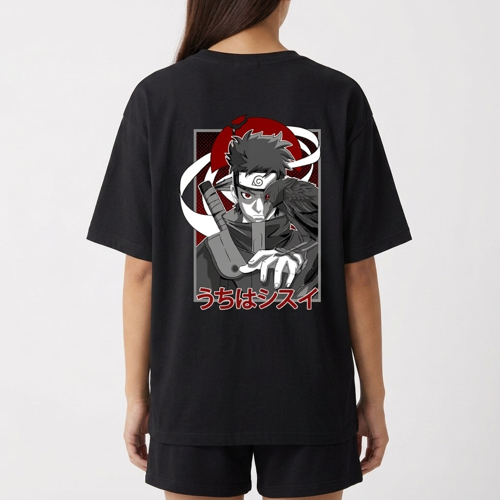 Camiseta com estampa frontal de olho estilizado e texto "SHISUI" e estampa traseira de personagem com expressão intensa, fundo geométrico e escrita em japonês.