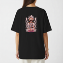 Camiseta com estampa frontal de personagem animado empolgado e estampa traseira de figura estilizada em pose poderosa rodeada por efeitos de fogo e texto decorativo.