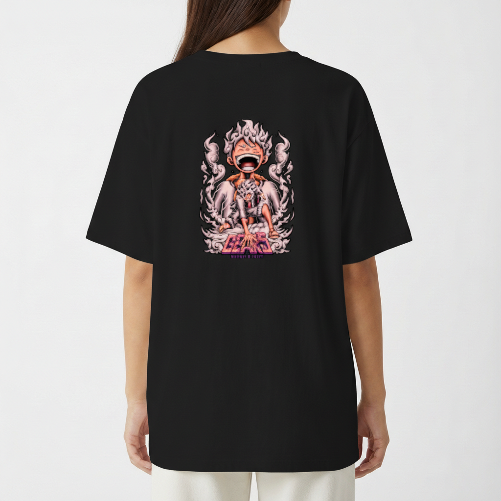 Camiseta com estampa frontal de personagem animado empolgado e estampa traseira de figura estilizada em pose poderosa rodeada por efeitos de fogo e texto decorativo.