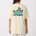 Camiseta com estampa frontal de texto estilizado semelhante a grafite e estampa traseira de desenho abstrato com rosto sorridente e texto grande.