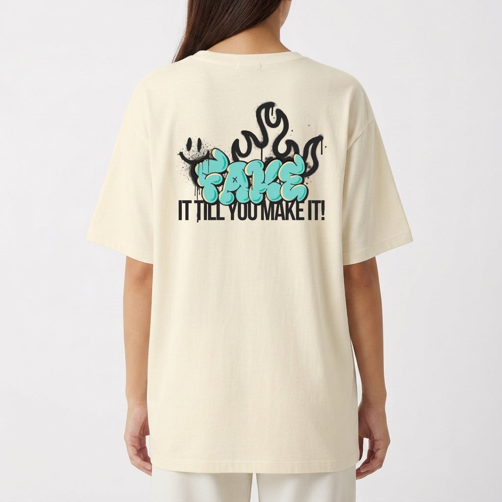 Camiseta com estampa frontal de texto estilizado semelhante a grafite e estampa traseira de desenho abstrato com rosto sorridente e texto grande.