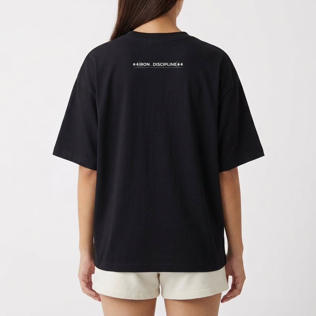 Camiseta com estampa frontal de duas figuras praticando artes marciais em cena detalhada, com textos inspiradores acima e abaixo, e estampa traseira de texto "IRON DISCIPLINE".