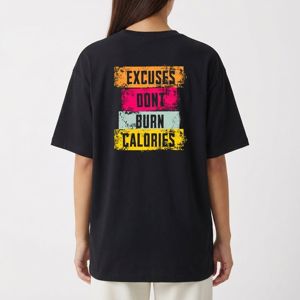 Camiseta com estampa traseira de quatro faixas retangulares com o texto "EXCUSES DON'T BURN CALORIES" em estilo desgastado e cores variadas.