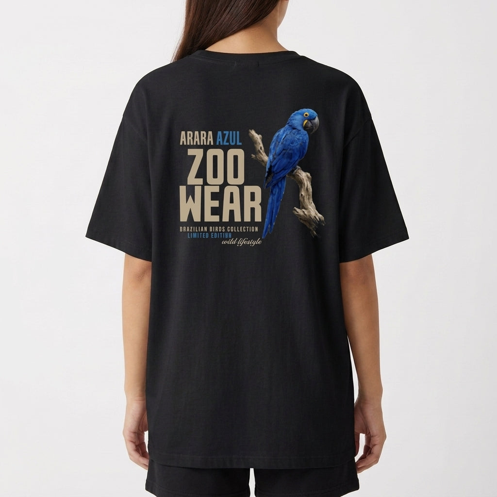 Camiseta com estampa frontal de arara azul acompanhada de um pequeno texto curvado e estampa traseira de arara azul sobre galho com texto em destaque.