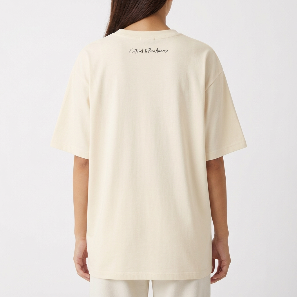 Camiseta com estampa frontal de texto "Free Spirits" em fonte cursiva fluida e estampa traseira discreta com texto "Grateful & Bohemian" em estilo manuscrito.