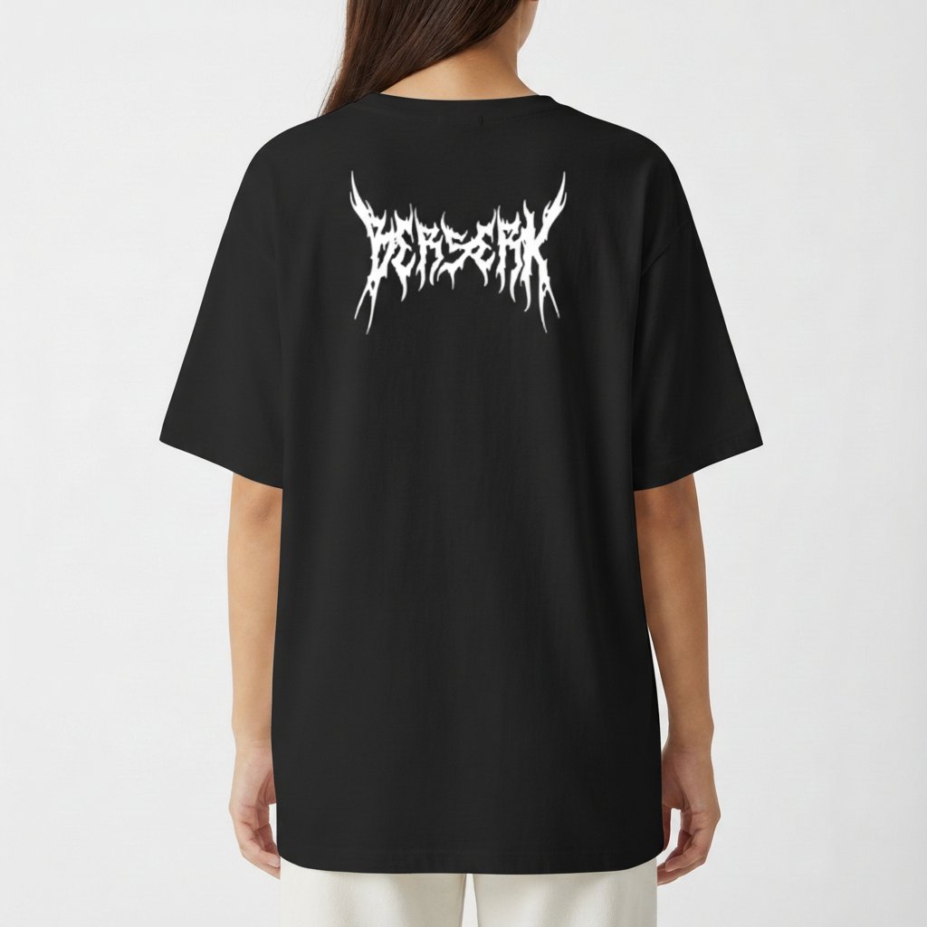 Camiseta com estampa frontal de personagem em armadura detalhada e estampa traseira com texto estilizado em escrita gótica chamativa.