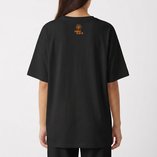Camiseta com estampa frontal de texto "Forró é patrimônio" e estampa traseira com pequeno logotipo circular acima de texto menor centralizado.