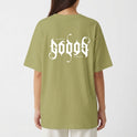 Camiseta com estampa frontal de texto estilizado em letras góticas com frase "my lord is" e estampa traseira maior replicando o mesmo texto.