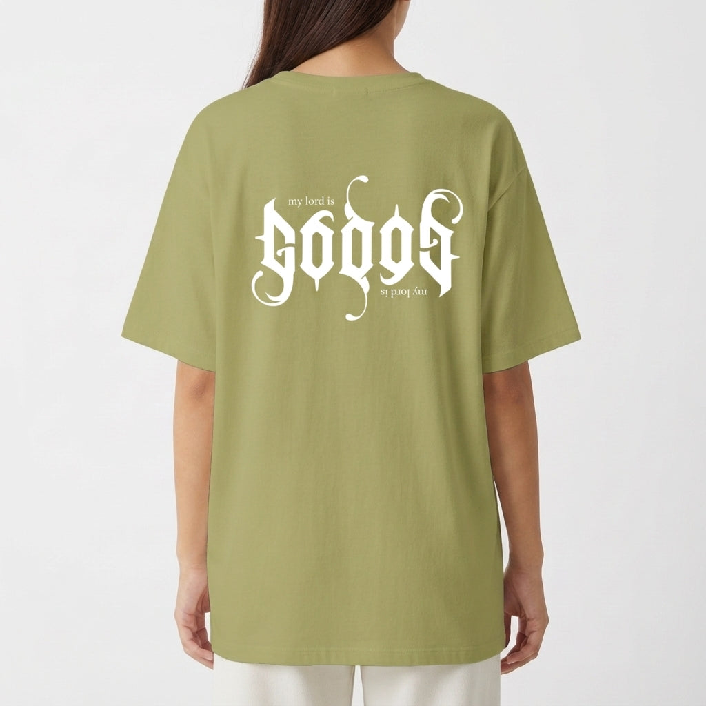 Camiseta com estampa frontal de texto estilizado em letras góticas com frase "my lord is" e estampa traseira maior replicando o mesmo texto.