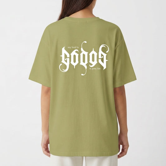 Camiseta com estampa frontal de texto estilizado em letras góticas com frase "my lord is" e estampa traseira maior replicando o mesmo texto.