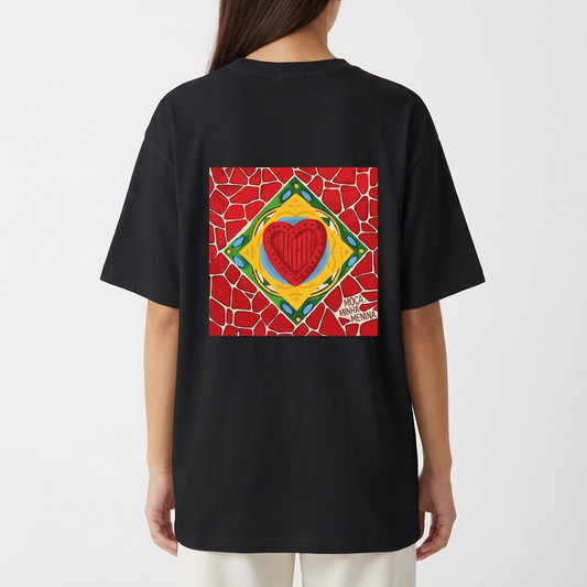 Camiseta com estampa frontal de gaiola e texto pequeno e estampa traseira de mosaico colorido com coração centralizado e assinatura no canto.