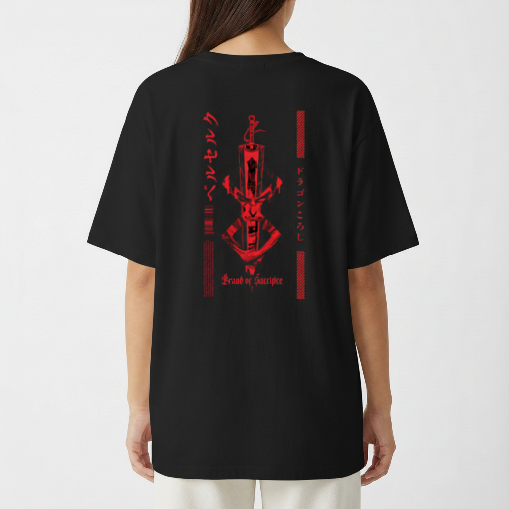 Camiseta com estampa frontal de um emblema circular detalhado em preto e vermelho e estampa traseira de espada estilizada com texto em japonês em vermelho.