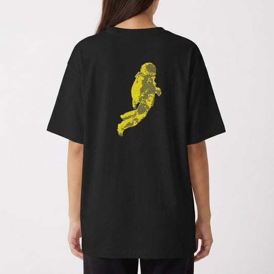 Camiseta com estampa frontal de texto estilizado e estampa traseira de astronauta em forma pixelada.