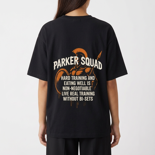 Camiseta com estampa frontal de iniciais estilizadas "PK" e estampa traseira de ilustração tribal com texto motivacional sobre treino.