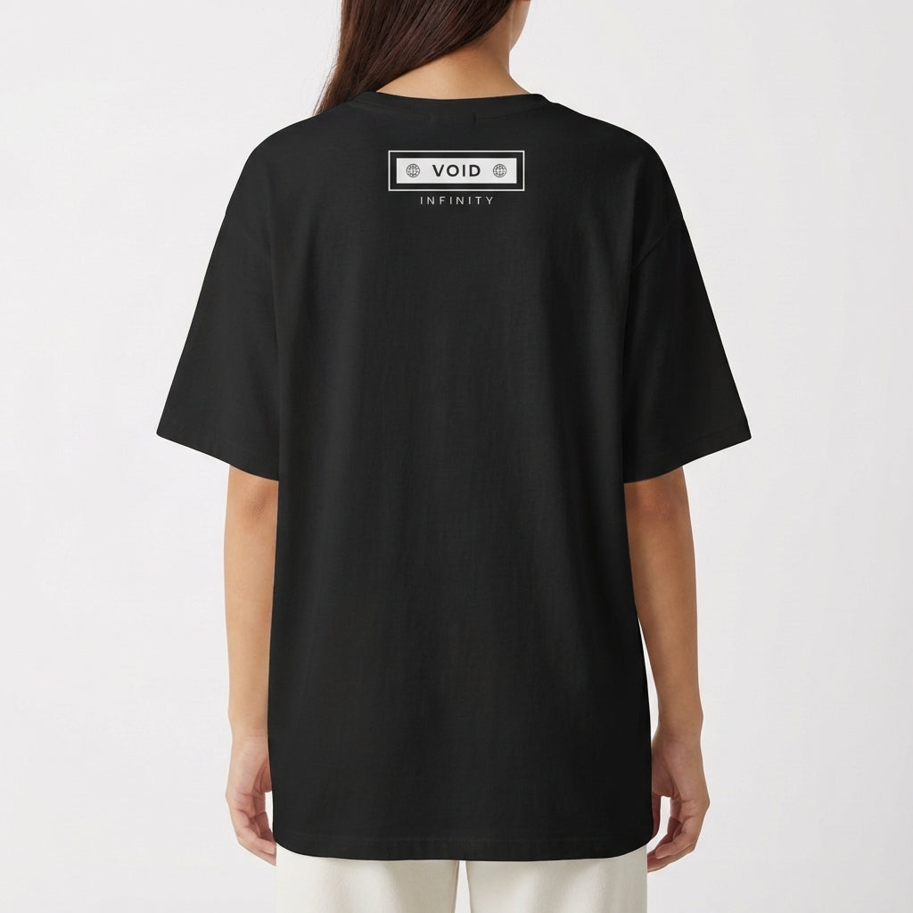 Camiseta com estampa traseira de duas linhas, onde se lê "VOID" cercado por dois círculos, e abaixo "INFINITY", em fonte clara e estilizada.