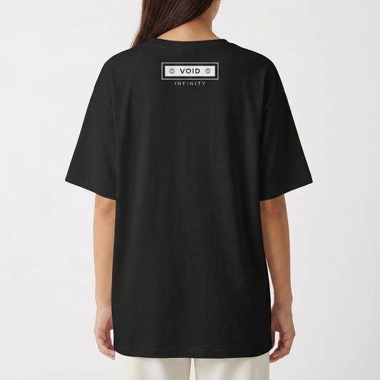 Camiseta com estampa traseira de duas linhas, onde se lê "VOID" cercado por dois círculos, e abaixo "INFINITY", em fonte clara e estilizada.