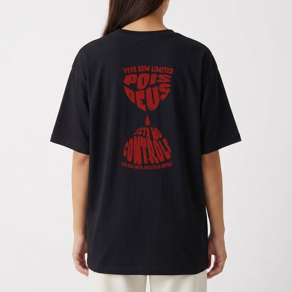 Camiseta com estampa frontal de "HOPE" estilizado em letras justapostas e estampa traseira com frases misturando palavras em formato de ampulheta.