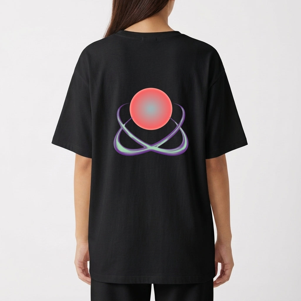 Camiseta com estampa frontal de texto "LIZZYÊ CORP." sobre saturno estilizado, e estampa traseira de átomo estilizado com círculo central destacado.
