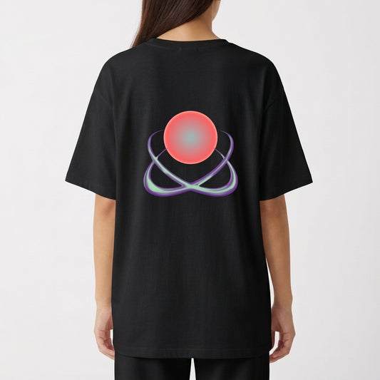Camiseta com estampa frontal de texto "LIZZYÊ CORP." sobre saturno estilizado, e estampa traseira de átomo estilizado com círculo central destacado.