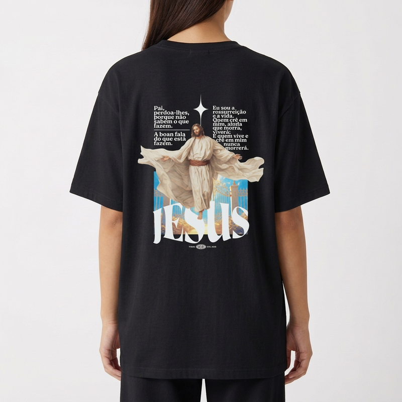 Camiseta com estampa traseira de figura masculina centralizada, envolta em texto e letras grandes formando a palavra "Jesus", com detalhes ilustrativos.