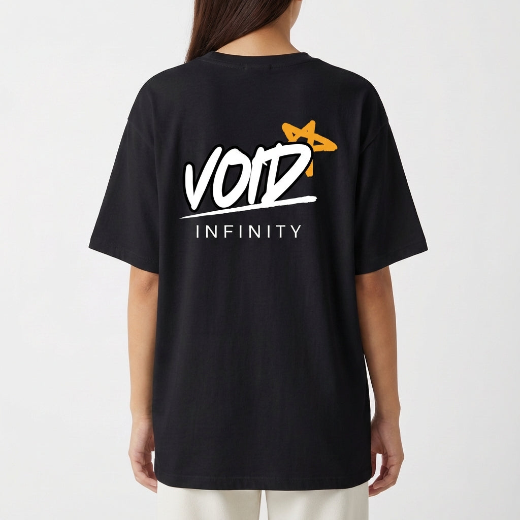 Camiseta com estampa traseira de texto "VOID" em estilo gráfico, estrela laranja estilizada no canto superior direito e palavra "INFINITY" logo abaixo.