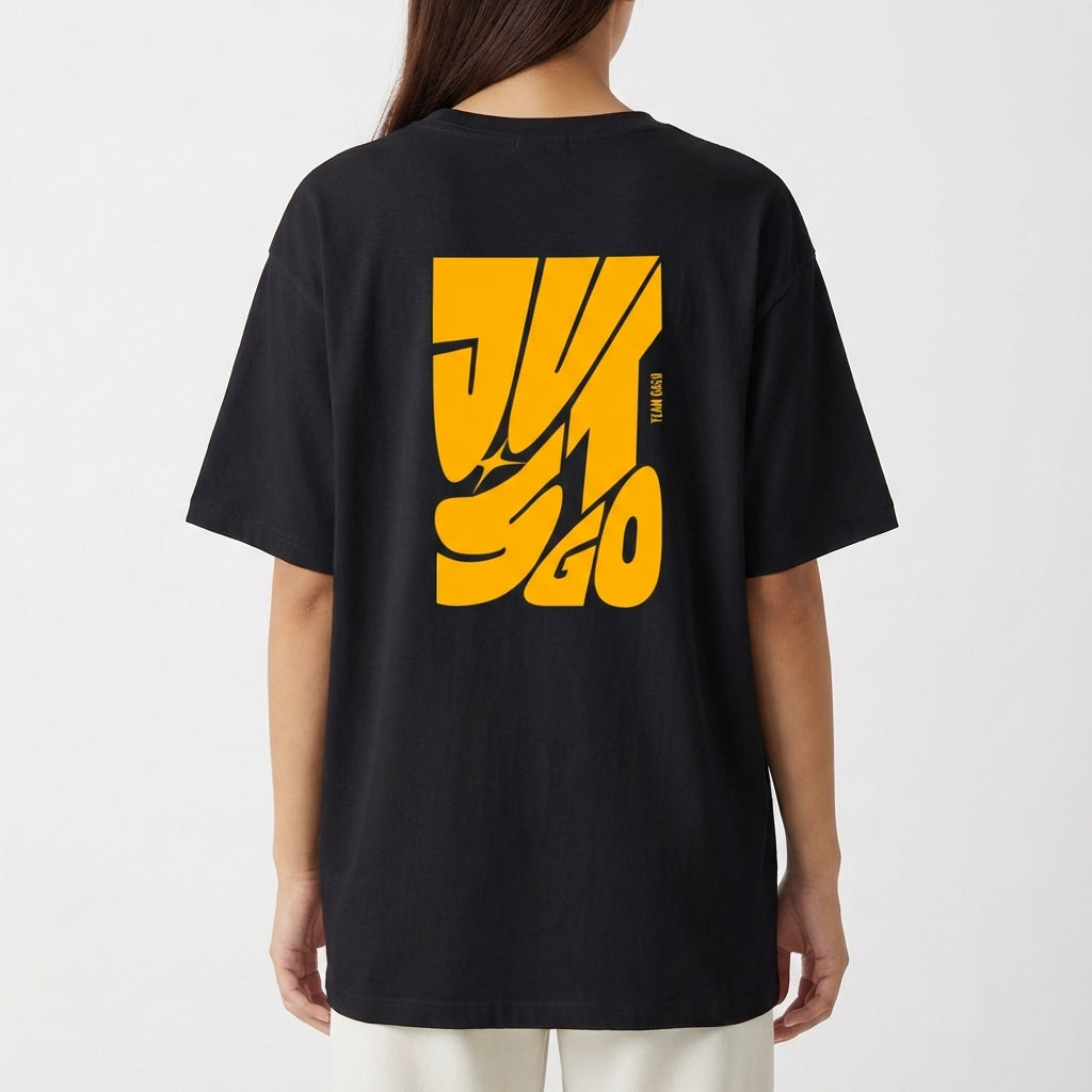 Camiseta com estampa traseira de letras amplas e estilizadas formando a frase “Just Go”, incluindo um detalhe vertical que complementa o design.
