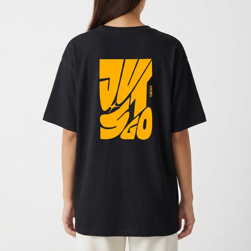 Camiseta com estampa traseira de letras amplas e estilizadas formando a frase “Just Go”, incluindo um detalhe vertical que complementa o design.