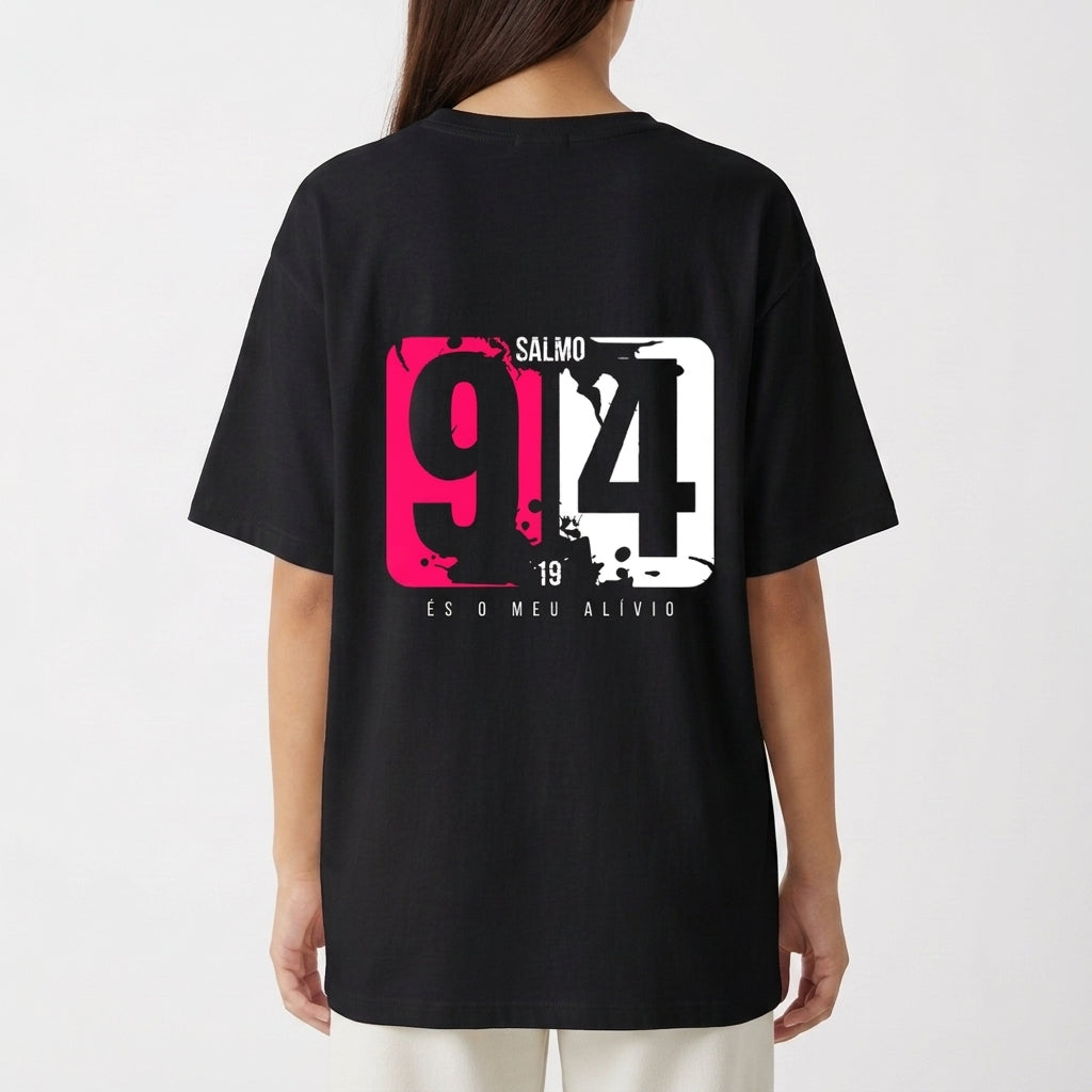 Camiseta com estampa frontal de números grandes e texto "Salmo 91:4" e estampa traseira semelhante, destacando os números e a mesma frase.