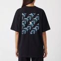 Camiseta com estampa nas costas de múltiplas faces geométricas multiplicadas, criando um padrão visual detalhado e intrigante com repetição simétrica.