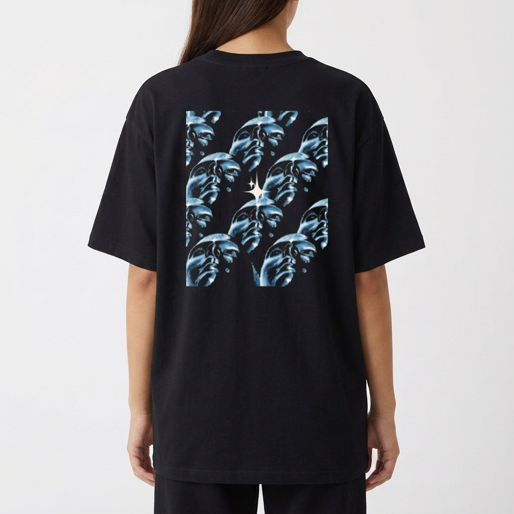 Camiseta com estampa nas costas de múltiplas faces geométricas multiplicadas, criando um padrão visual detalhado e intrigante com repetição simétrica.