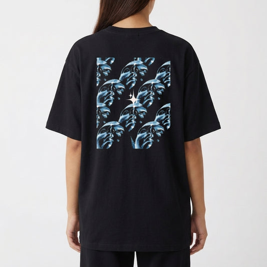Camiseta com estampa nas costas de múltiplas faces geométricas multiplicadas, criando um padrão visual detalhado e intrigante com repetição simétrica.