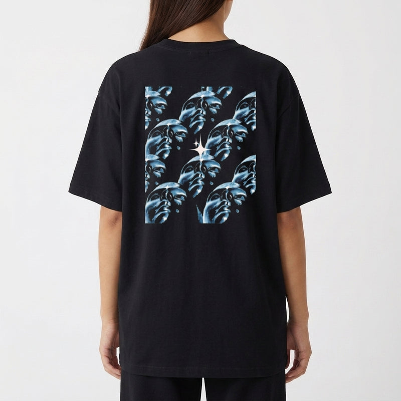 Camiseta com estampa nas costas de múltiplas faces geométricas multiplicadas, criando um padrão visual detalhado e intrigante com repetição simétrica.