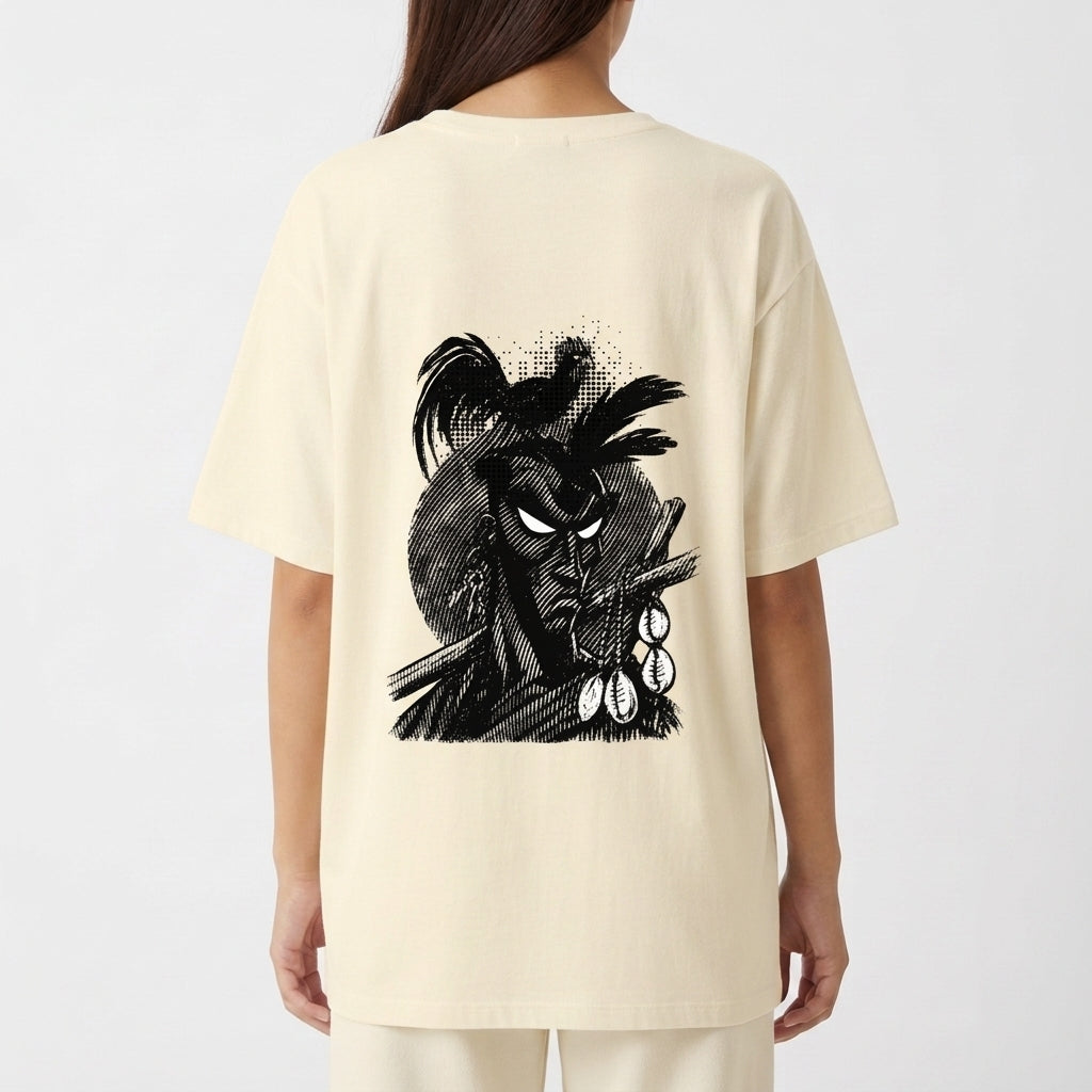 Camiseta com estampa frontal de símbolo circular estilizado e estampa traseira de desenho detalhado de personagem com adereços e expressão séria.