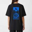 Camiseta com estampa frontal de logotipo estilizado acima da palavra "Barbell" e estampa traseira de halteres e bandeira com o texto "Barbell Nation".