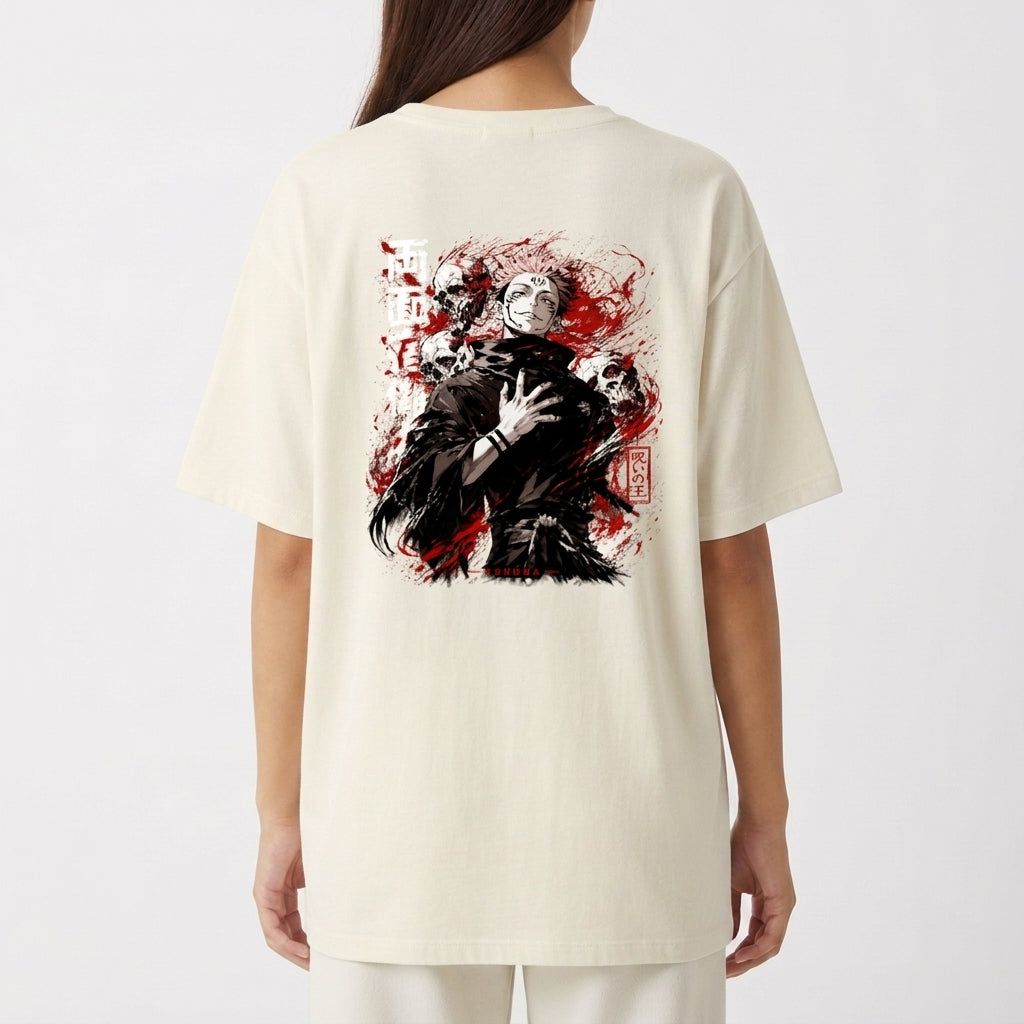 Camiseta com estampa frontal de texto estilizado com caracteres e estampa traseira de personagem em pose dramática com caveiras ao redor.
