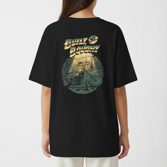 Camiseta com estampa frontal de texto pequeno e detalhe gráfico e estampa traseira de moto estilizada em garagem com texto em destaque acima.