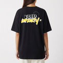 Camiseta com estampa traseira de palavras grandes "VOID INFINITY" em tipografia estilizada, coroada por uma estrela e texto menor ao redor.