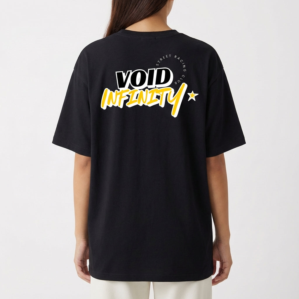 Camiseta com estampa traseira de palavras grandes "VOID INFINITY" em tipografia estilizada, coroada por uma estrela e texto menor ao redor.