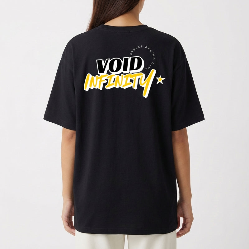 Camiseta com estampa traseira de palavras grandes "VOID INFINITY" em tipografia estilizada, coroada por uma estrela e texto menor ao redor.