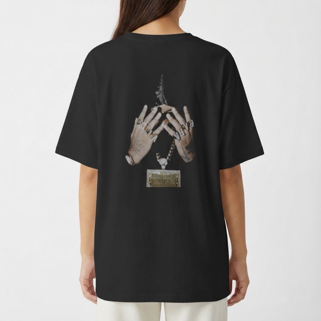 Camiseta com estampa frontal de texto "Nasci sem medo de altura e nada é alto pra mim" com detalhes gráficos e estampa traseira de mãos tatuadas com anéis.