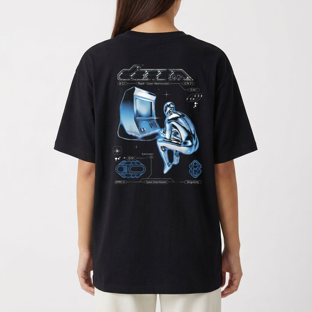 Camiseta com estampa traseira de figura humanoide prateada interagindo com computador retro, rodeada por elementos tecnológicos, símbolos e inscrições.
