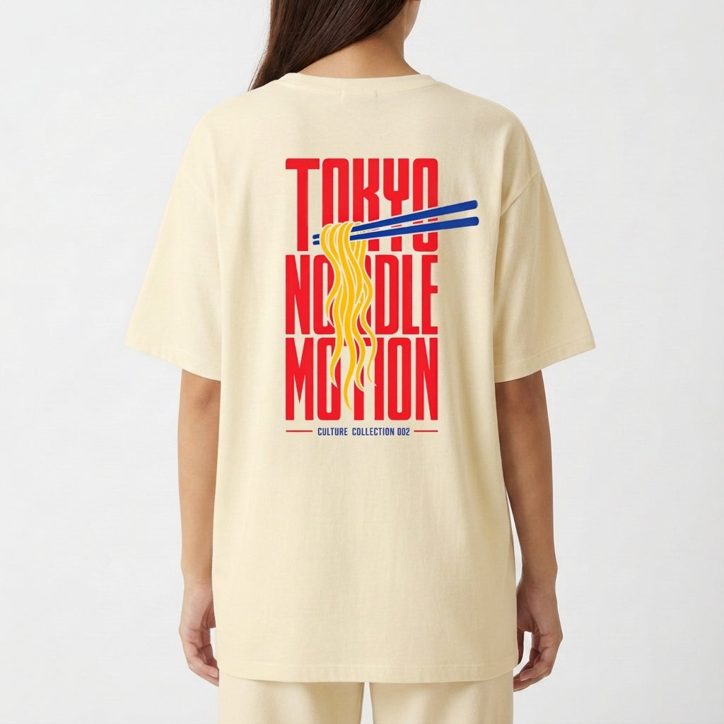 Camiseta com estampa frontal de logotipo estilizado 