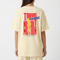 Camiseta com estampa frontal de logotipo estilizado "Hugame" no lado superior esquerdo e estampa traseira com texto "Tokyo Noodle Motion" e macarrão com hashis.