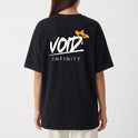 Camiseta com estampa traseira de "VOID INFINITY" em letras estilizadas, acompanhada de uma estrela geométrica destacada acima da palavra "VOID".
